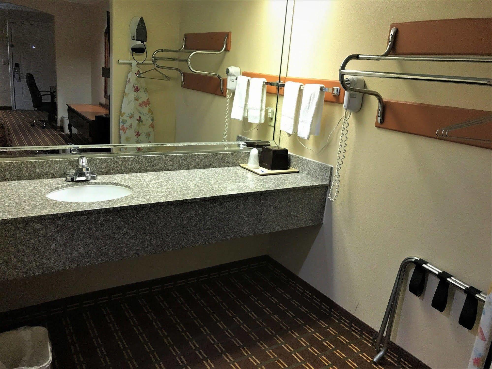 Luxury Inn Liberty Exterior photo