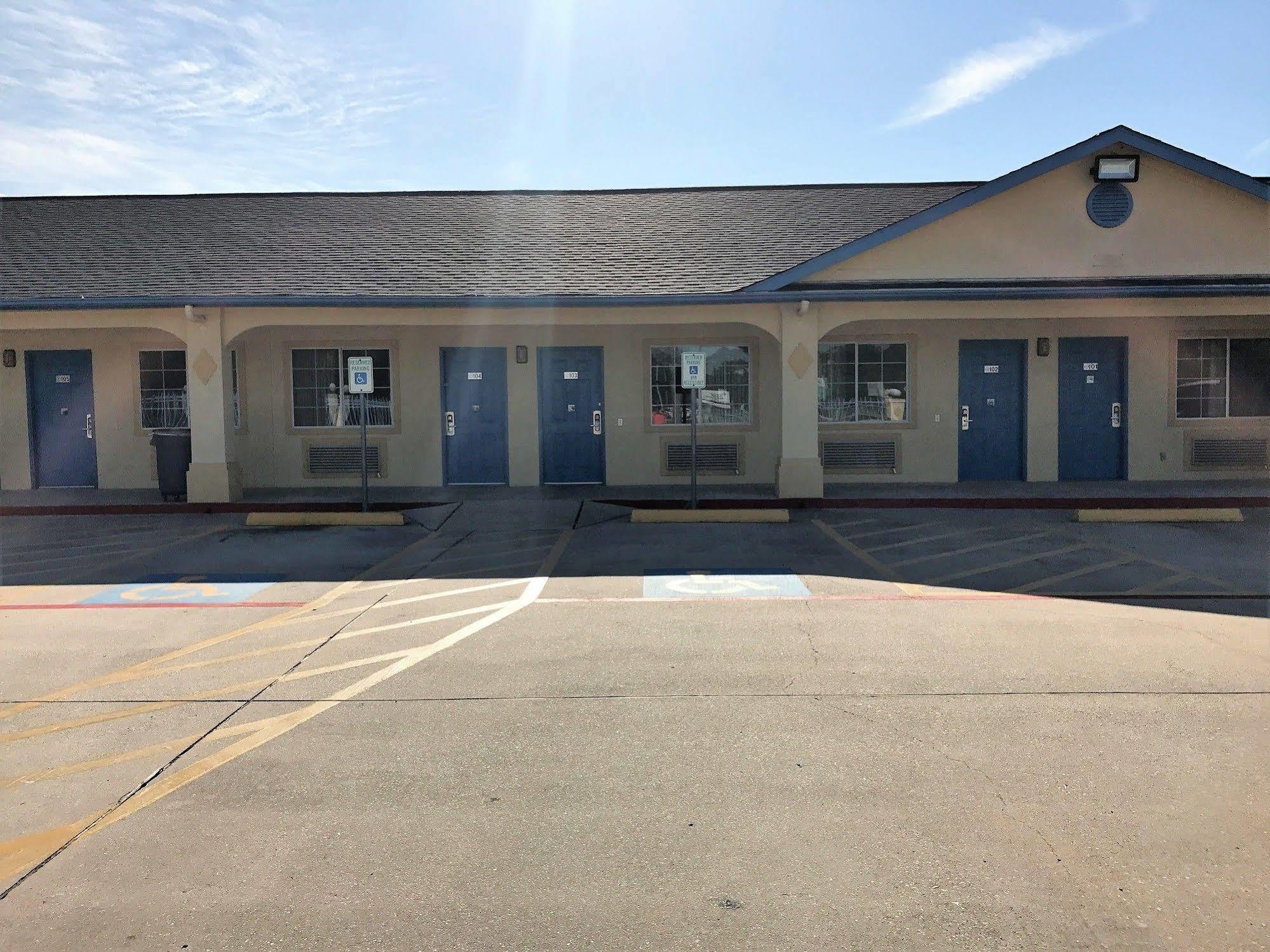 Luxury Inn Liberty Exterior photo