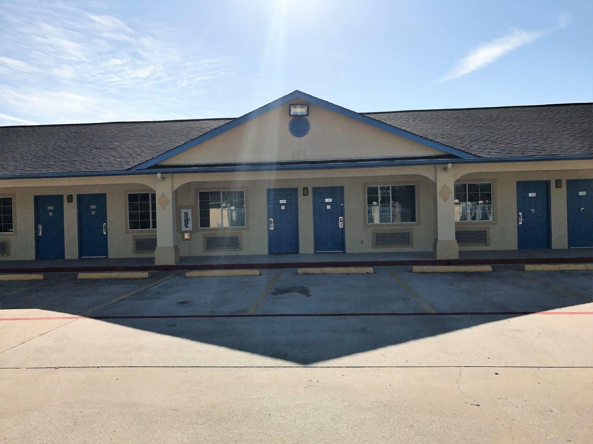 Luxury Inn Liberty Exterior photo